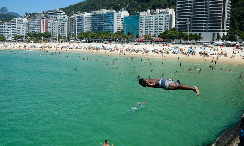 Como recomendação, o decreto pede que a população deixe de frequentar praias, lagoas, rios e piscinas públicas