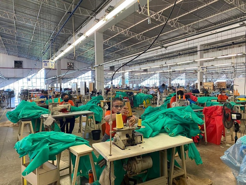Confecção de aventais com 350 metros de TNT recebidos por doação de empresas.