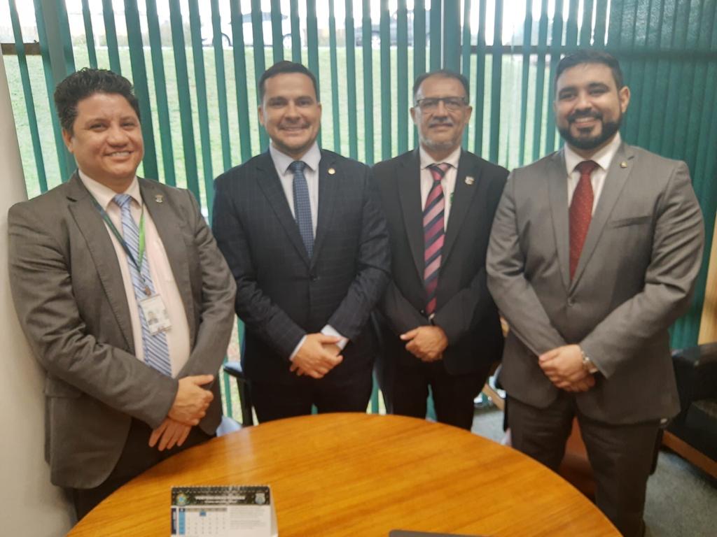 Da esquerda para a direita, o assessor parlamentar Wesley Bastos, deputado federal Cap. Alberto Neto, Policiais Penais Jacinto Teles e Diego Mantovaneli