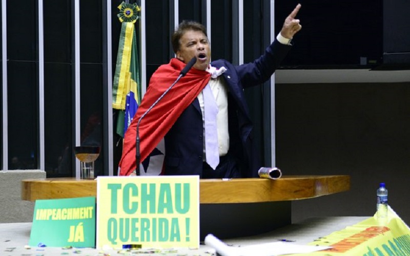 Deputado Wladimir Costa estourou bastão de confetes durante votação do impeachment de Dilma na Câmara