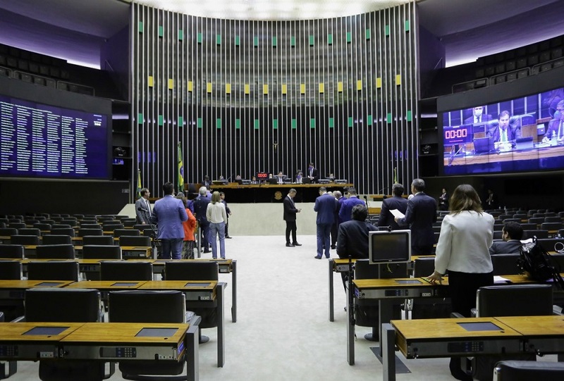 Deputados reunidos no plenário da Câmara durante a sessão desta quarta-feira (25).