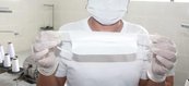 Detenta faz demonstração de máscara produzida na Penitenciária