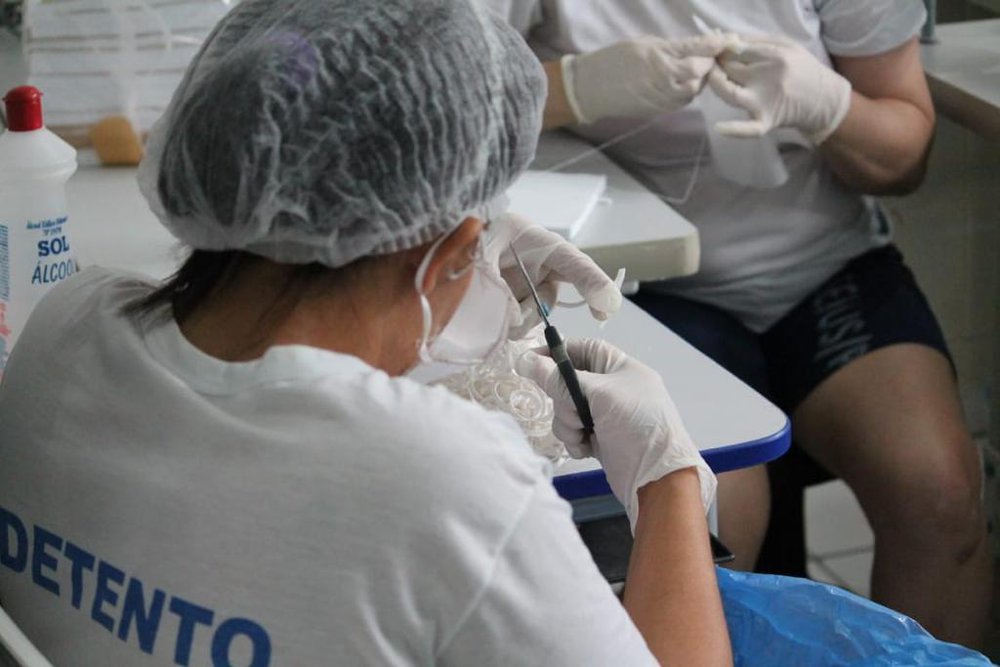 Detentas costureiras trabalham com equipamentos de proteção - só esqueceram de fornecer uma blusa feminina (Foto: Divulgação/Sejus) Detentas costureiras trabalham com equipamentos de proteção - só esqueceram de fornecer uma blusa feminina (Foto: Divulgação/Sejus)