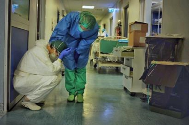 Enfermeiro registra a rotina de profissionais de saúde no combate ao Coronavirus em Hospital da Itália
