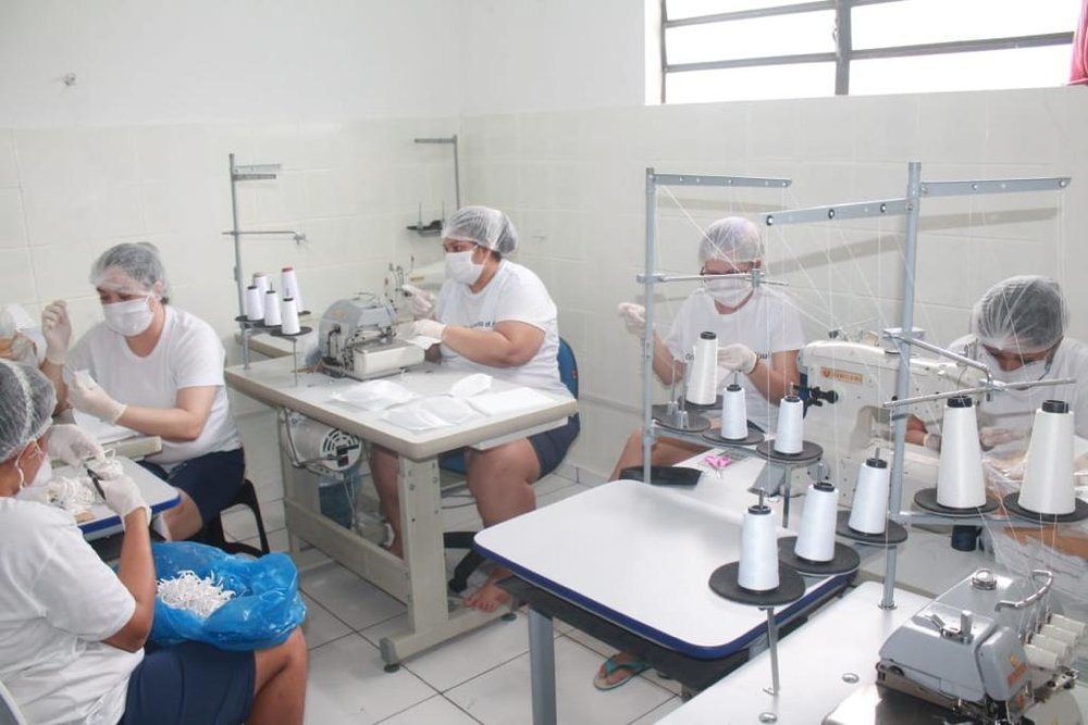 Internas da Penitenciária Feminina de Teresina produzem máscaras contra o COVID-19 (Foto: Divulgação/Sejus) Internas da Penitenciária Feminina de Teresina produzem máscaras contra o COVID-19 (Foto: Divulgação/Sejus)