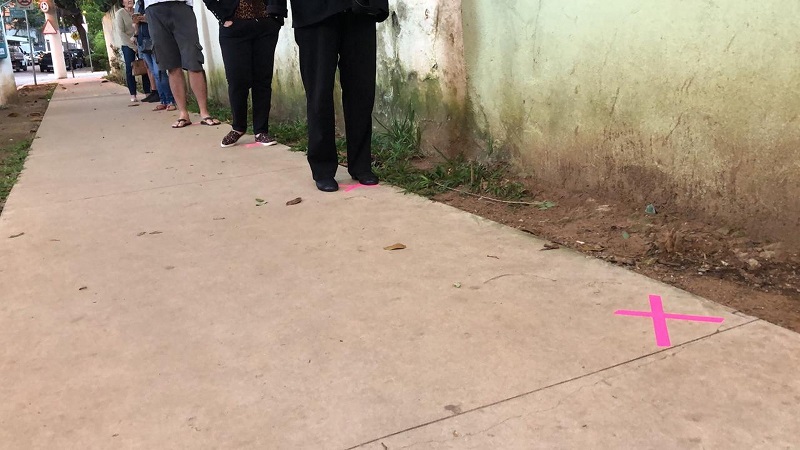 Marcações em x no chão indicam distância entre pessoas na fila da vacina contra a gripe em UBS da Zona Sul.