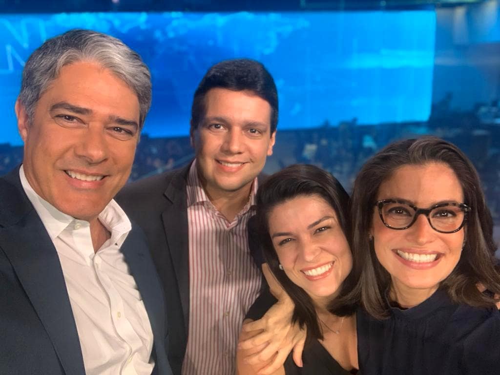 Marcelo Magno e Priscilla Castro (centro) apresentam o Jornal Nacional neste sábado (7)