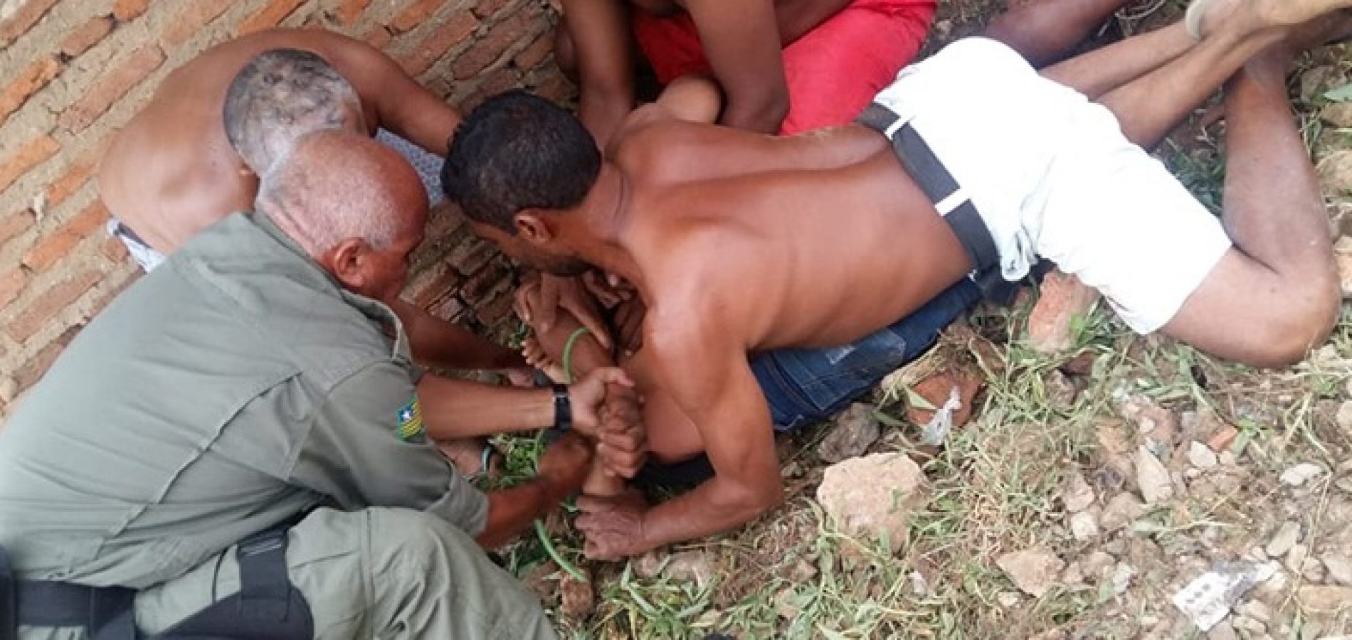 Momento em que o suspeito é imobilizado pelo policial e moradores logo após o crime