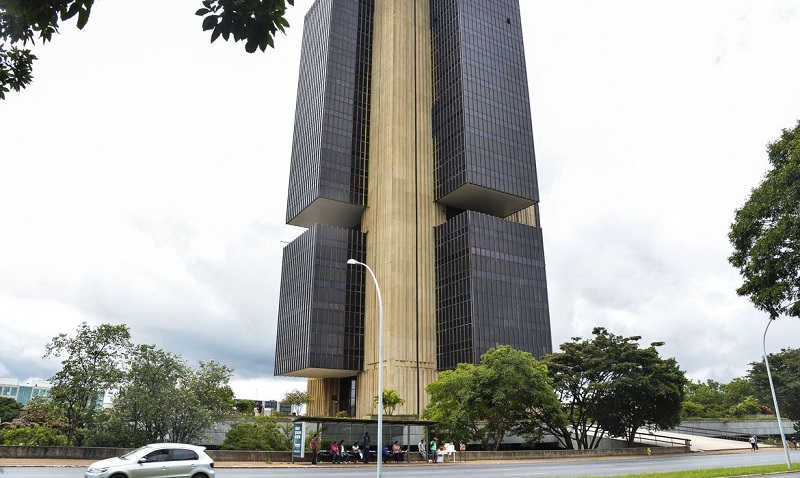 O Banco Central (BC) reduziu depósitos compulsórios e anunciou linha de empréstimos a instituições financeiras.