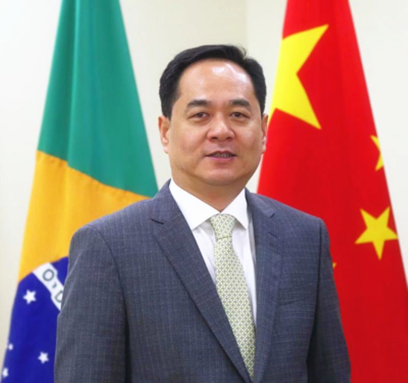 O embaixador chinês Yang Wanming