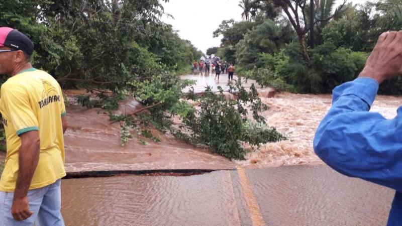 O grande volume de água das chuvas resultou em uma grande "cratera" na pista.