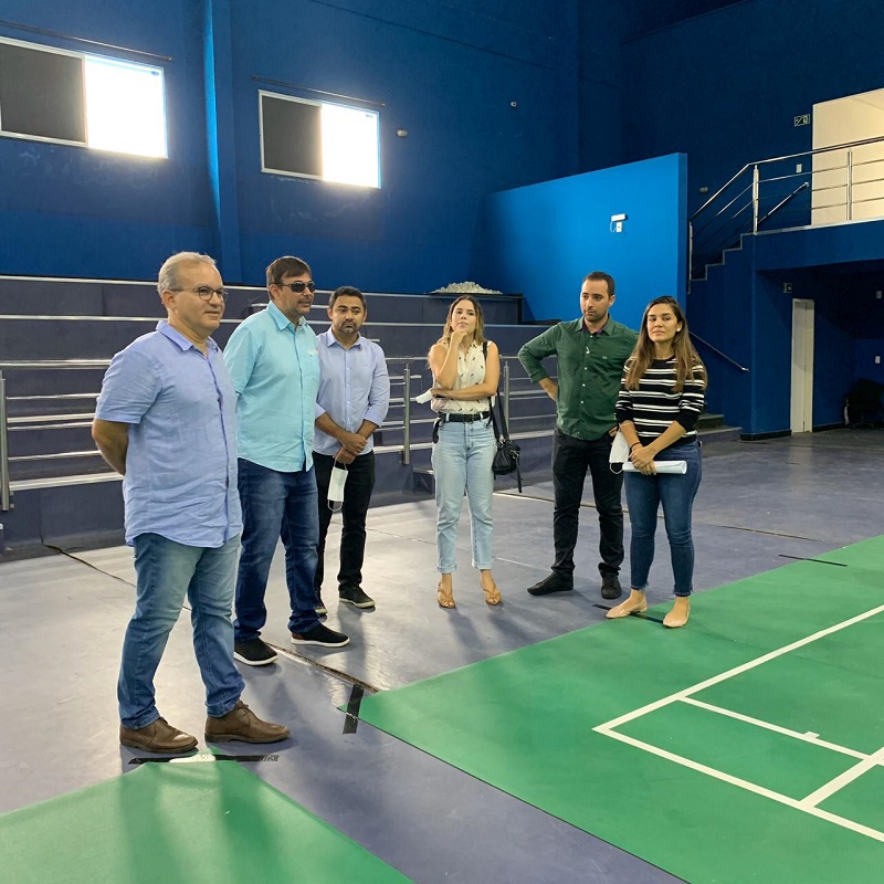 O prefeito Firmino Filho e a equipe técnica da Fundação Municipal de Saúde.