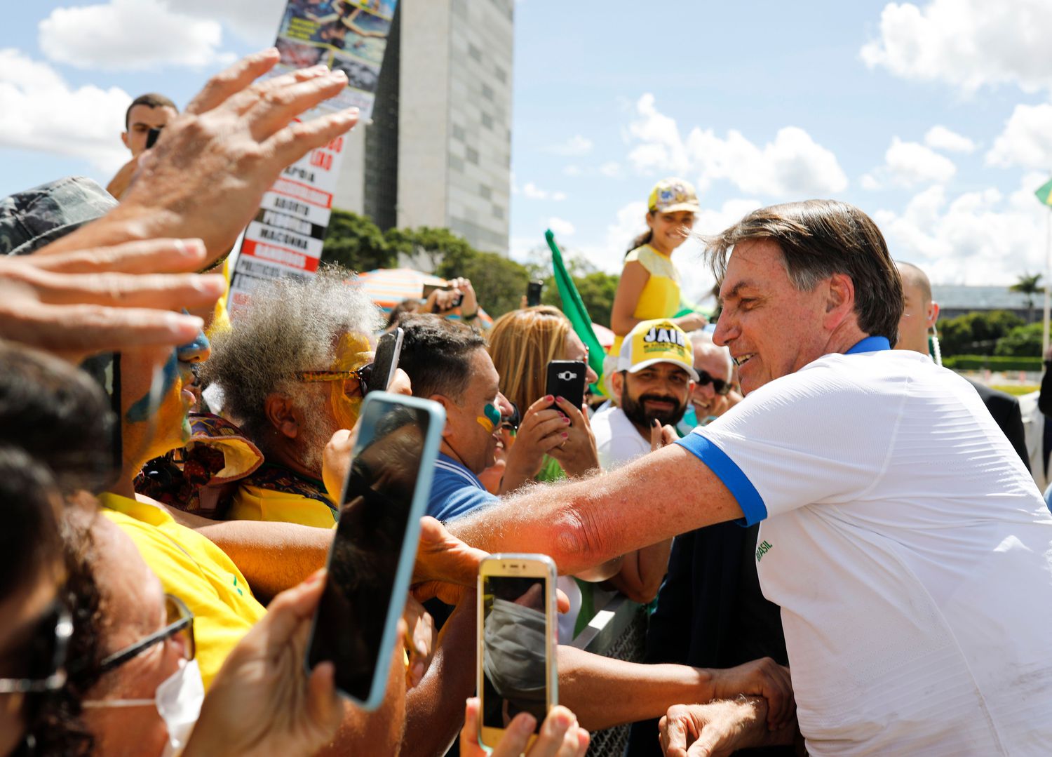 O presidente Jair Bolsonaro, em frente ao Palácio do Planalto nesse domingo, com apoiadores que protestavam contra o Congresso e o Judiciário