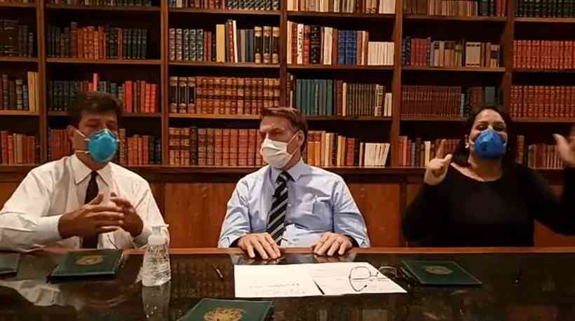 O presidente Jair Bolsonaro fez uma live no Facebook na noite desta quinta-feira (12) usando máscara e não descartou a possibilidade de estar infectado