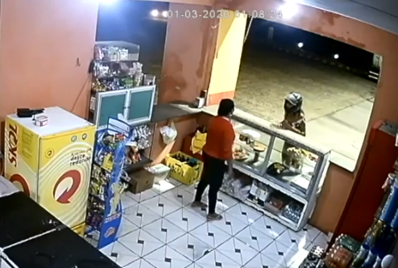 O segundo crime foi efetuado por uma mulher usando capacete