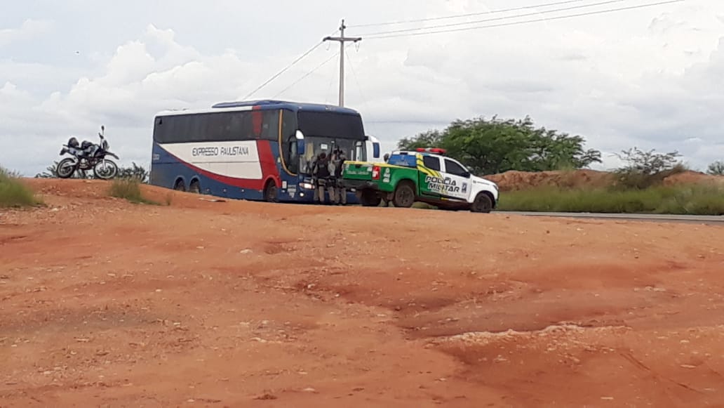 Ônibus sendo abordado pela Polícia Militar