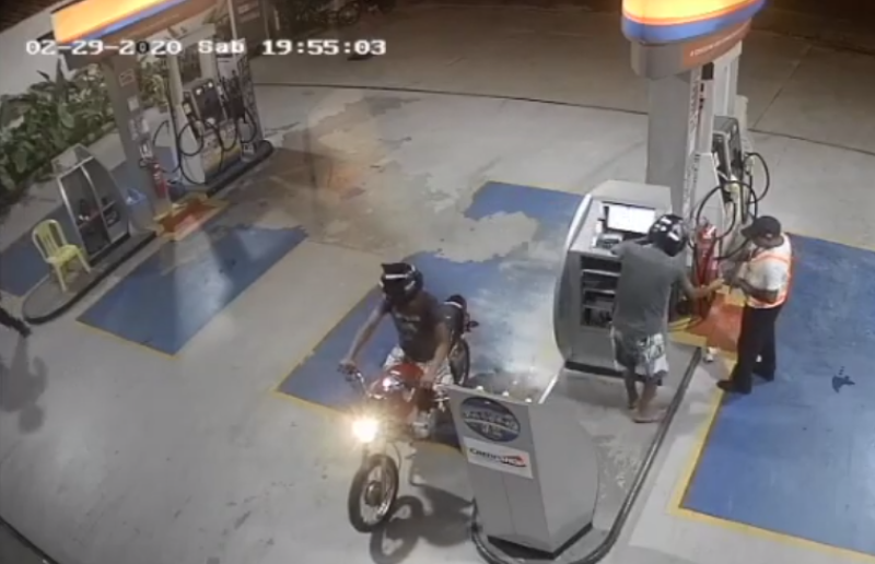 Os dois assaltantes chegaram de moto e ameaçaram o frentista