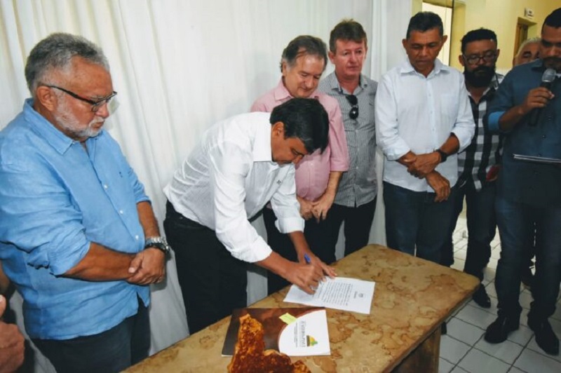 Participaram do ato, realizado na prefeitura de Juazeiro, o prefeito do município, José Valdo Soares, vereadores e lideranças