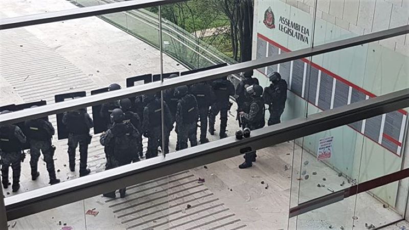 Policiais da Tropa de Choque bloquearam as entradas da Assembleia Legislativa de São Paulo