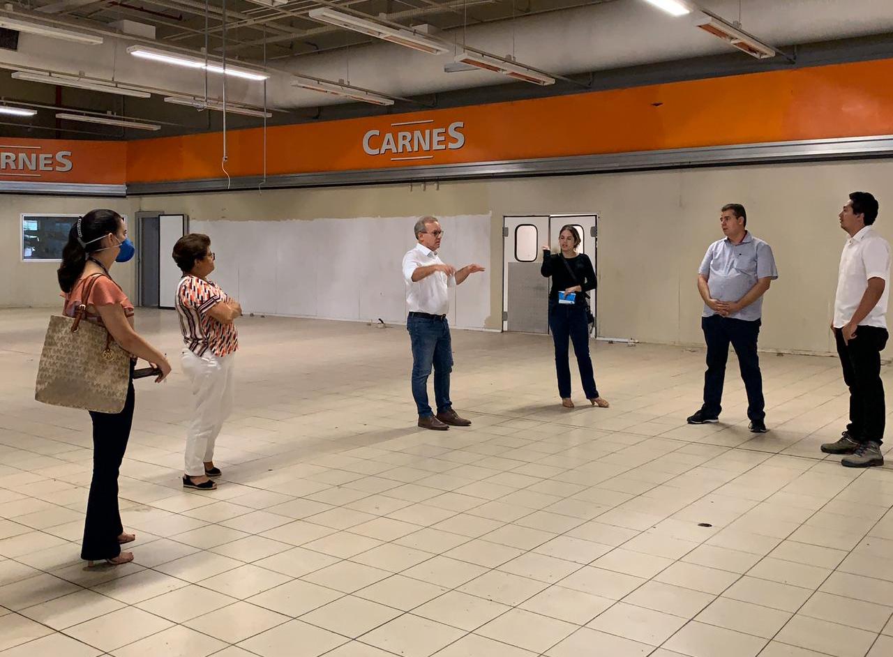 Prefeito Firmino Filho, acompanhado de engenheiros, realiza visita técnica ao espaço em que funcionava o antigo Bom Preço