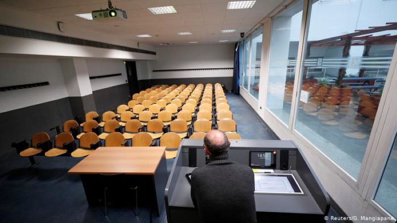 Professor grava aula em sala vazia na Universidade de Milão. Itália fecha escolas e universidades por Covid-19