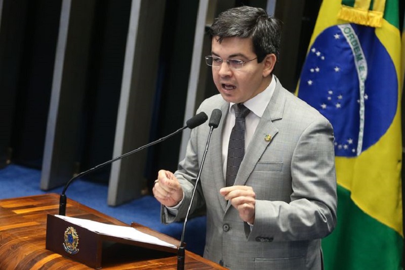 Senador Randolfe Rodrigues apresentou um projeto que obriga as seguradoras a cobrir as mortes causadas por epidemias e pandemias