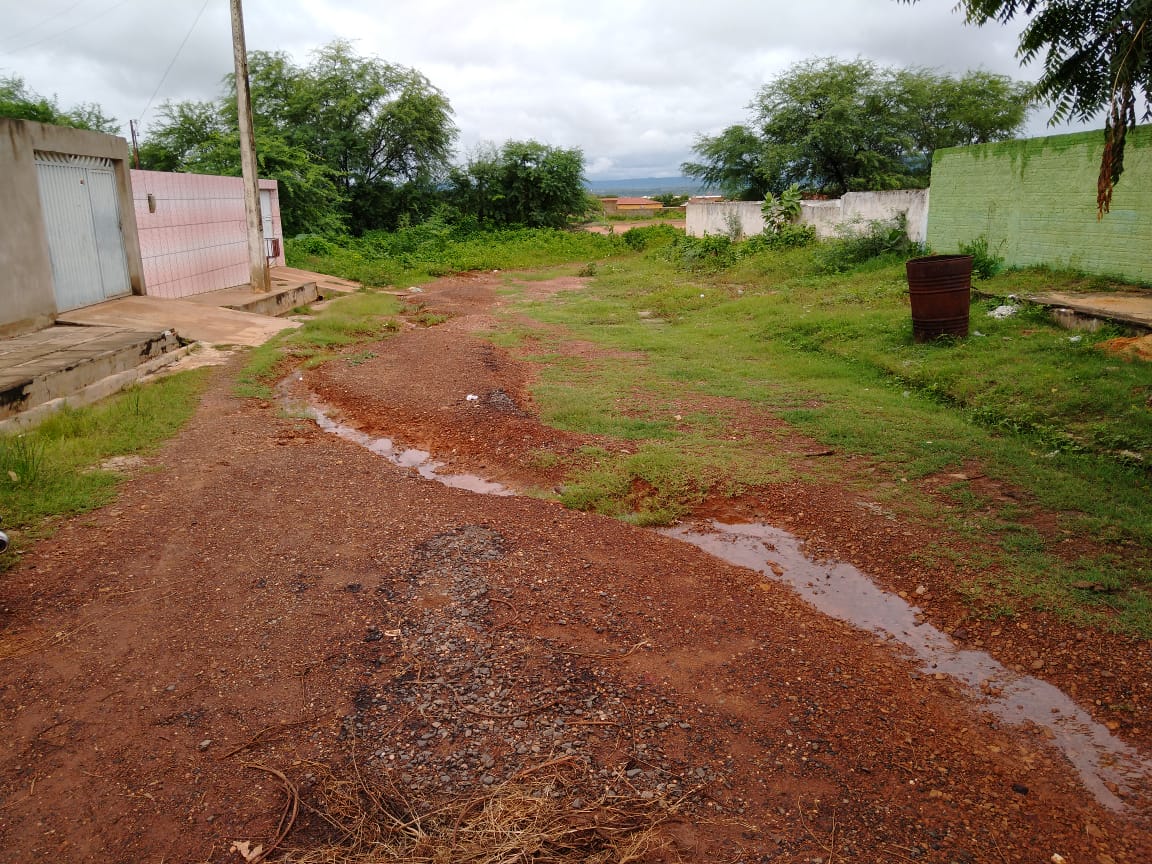 Uma das ruas é a Jacó Maria, onde moradores tem que pagar para tapar os buracos