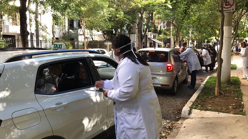 Vacinação da gripe é realizada em esquema 'drive-thru' na UBS Max Perlman, Na Vila Nova Conceição.