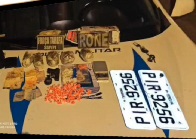 A arma e o material aprendido e o trio foram levados para central de flagrantes.