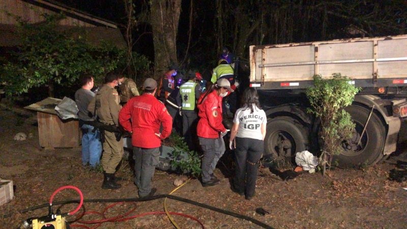 Acidente grave envolveu caminhão bitrem e dois carros na BR-280, em Araquari