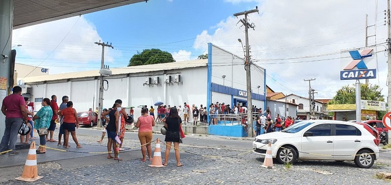 Agência da Caixa em Teresina, com lotação.