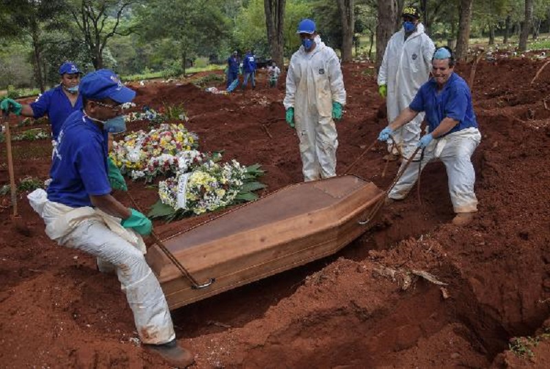 Corpos sendo enterrados