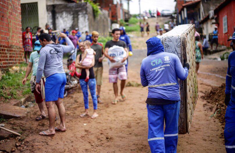 Famílias sendo removidas do Parque Rodoviário, zona Sul da capital, em enxurrada que aconteceu em abril do ano passado