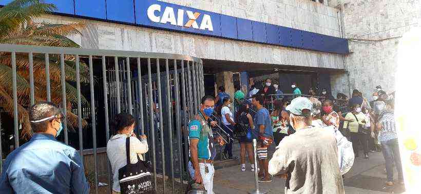 Fila em frente a Caixa Econômica para o recebimento auxílio emergencial em Montes Claros