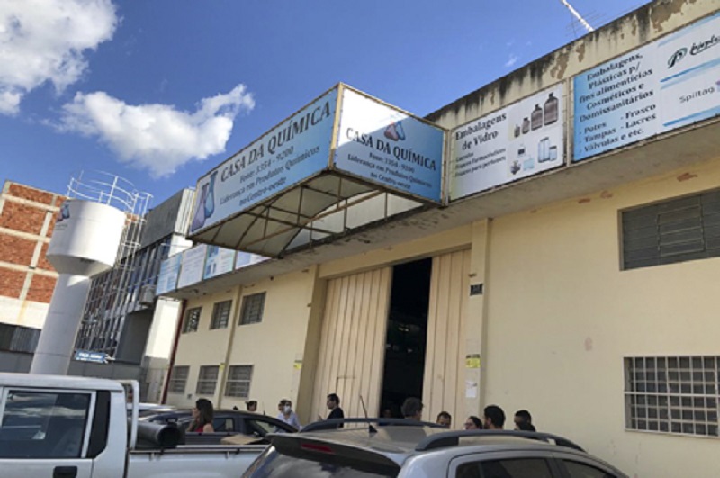 Foram apreendidos dois galões de 50 litros de álcool em gel 70%, 121 frascos de 1 litro e outros 7 frascos de 500 ml cada.