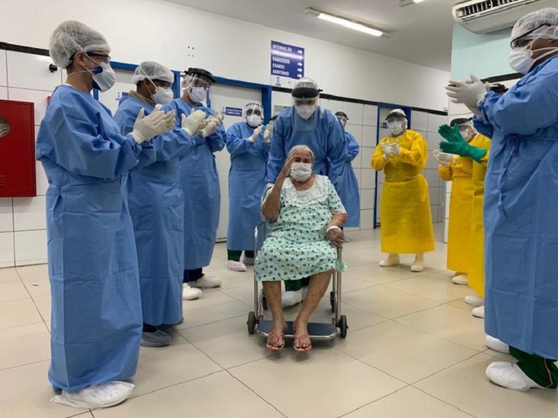 Francisca Rodrigues, deixou o Hospital do Monte Castelo, sob palmas da equipe de saúde