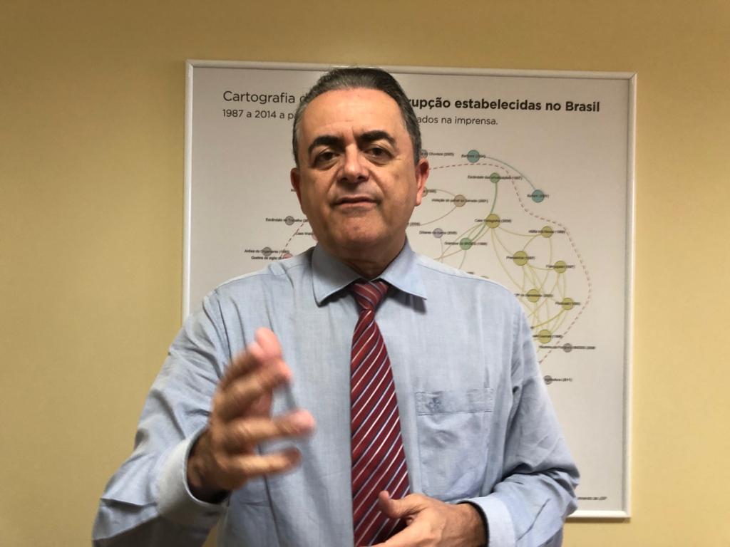 Luiz Flávio Gomes em se Gabinete falando para o JTNEWS