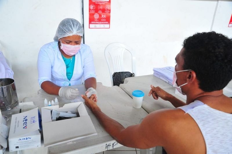 Moradores de rua fazem testagem rápida do novo coronavírus ...