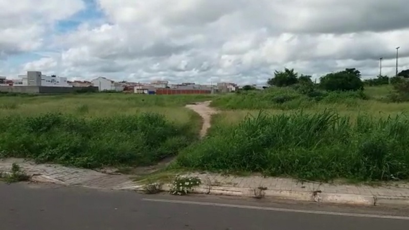 O corpo foi localizado em um matagal em estado avançado de decomposição, próximo à Delegacia Regional de Polícia Civil de Iguatu.