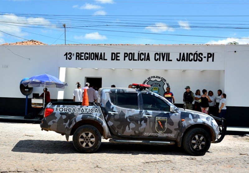 O suspeito foi preso enquanto tentava fugir de moto