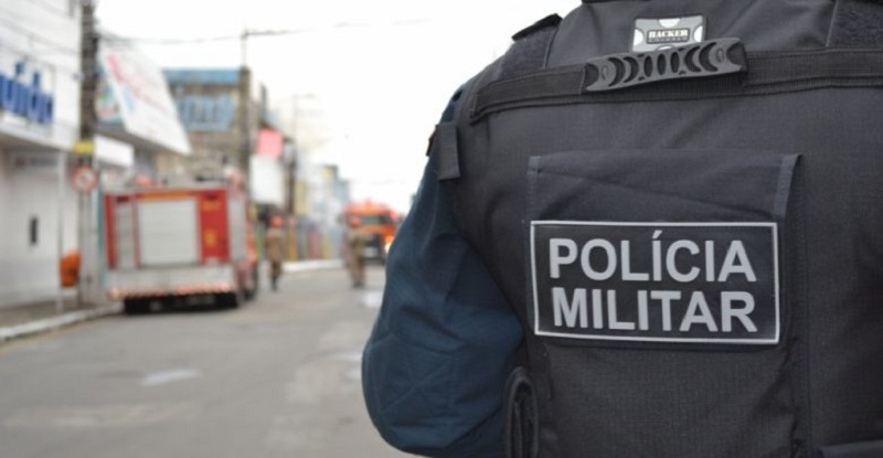 O suspeito foi preso pelos policiais militares e entregue a Polícia Civil.