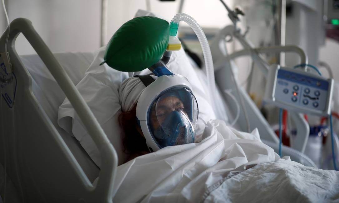 Paciente grave com coronavírus usa respirador artificial em Centro de Terapia Intensiva próximo a Paris