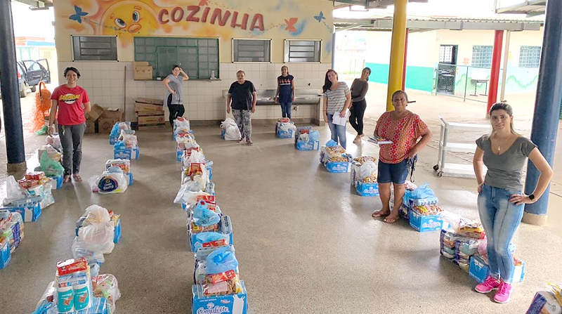 Professores da Escola Classe 831 de Samambaia com as cestas básicas doadas para a comunidade