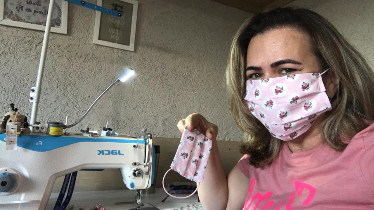 Rosângla Kennedy, produzindo máscaras entre afazeres e responsabilidades