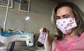 Rosângla Kennedy, produzindo máscaras entre afazeres e responsabilidades