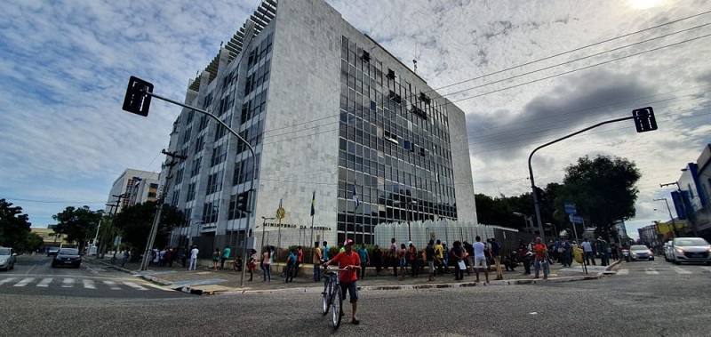 Sede da Receita Federal em Teresina registra filas.