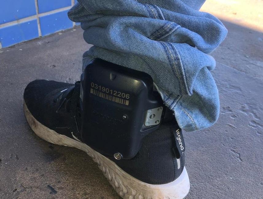 Suspeito pagou por tornozeleira eletrônica