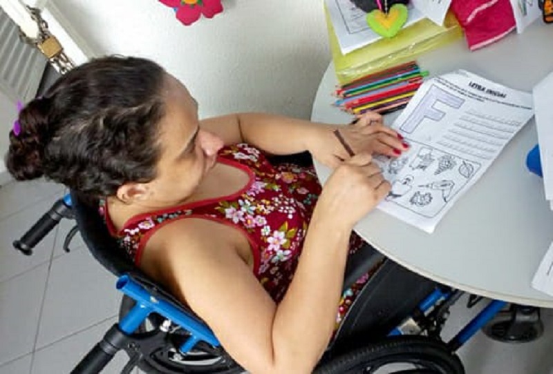 A equipe técnica também tem desenvolvido diversas atividades lúdicas e educativas para melhorar a cognição e as habilidades motoras de alguns usuários