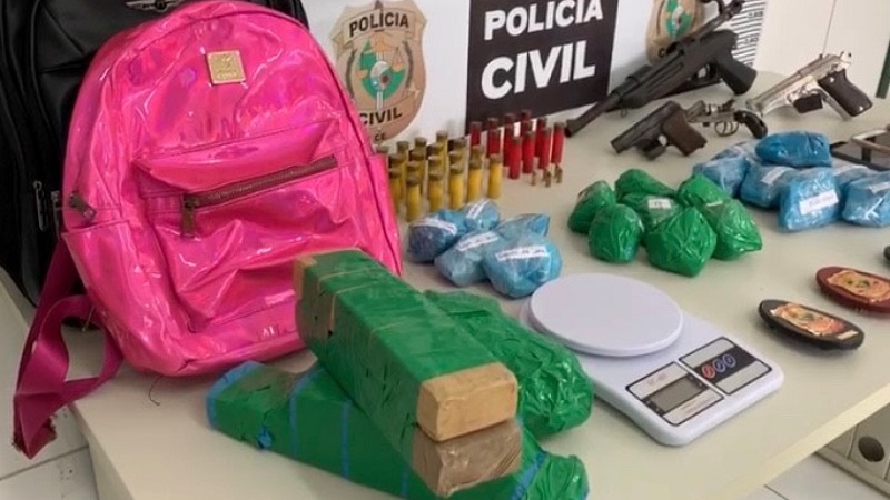 A Polícia Civil aprendeu, na casa dos suspeitos, armas, munições e quase 5 kg de drogas