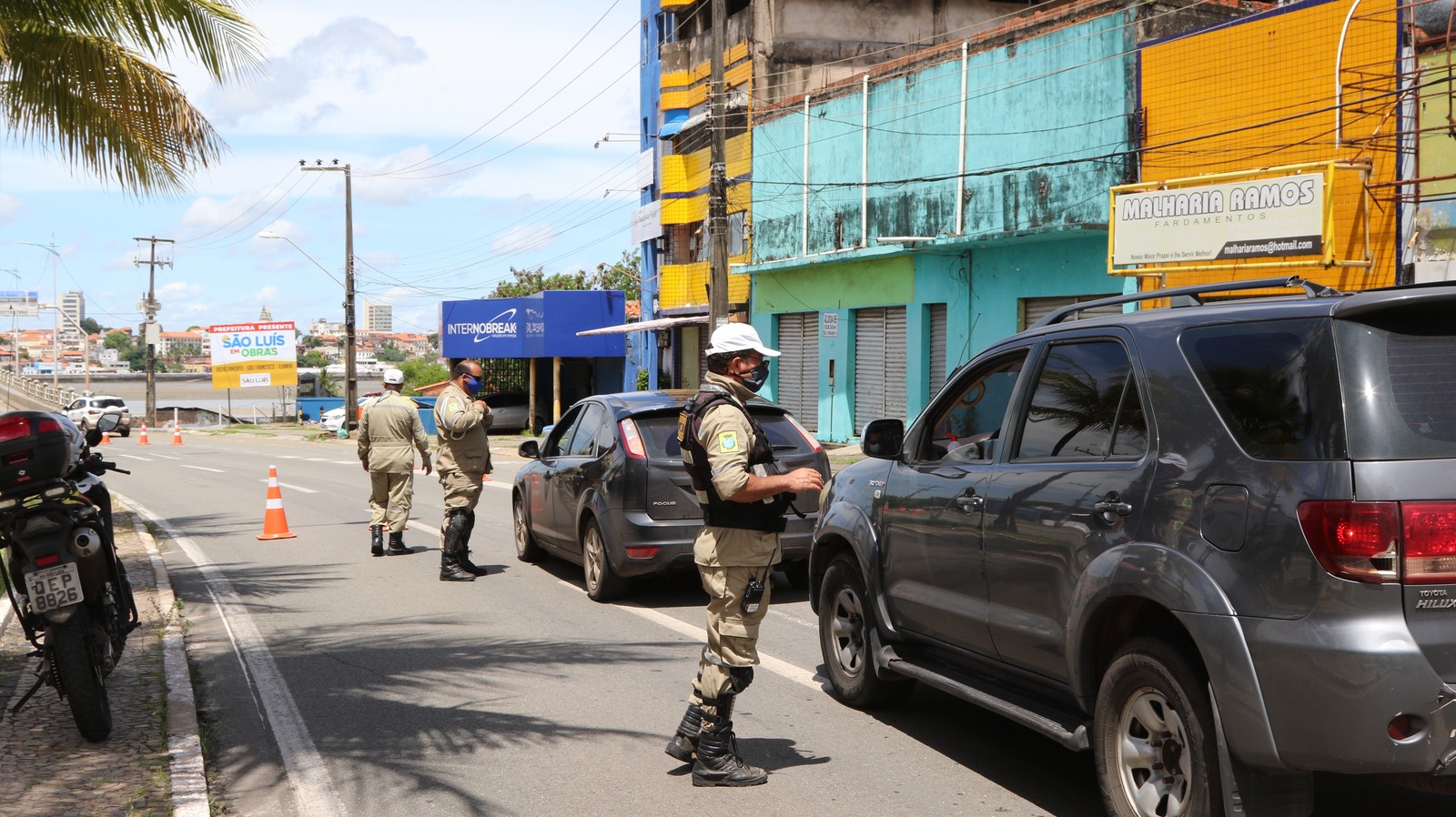 Agentes de trânsito fiscalizam veículos durante o primeiro dia do 'lockdown' em São Luís, Maranhão
